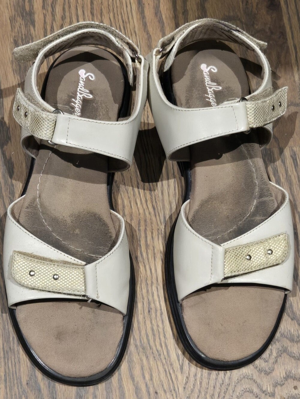 Sandbaggers Golf Sandals. Beige with gold trim on straps. Lexington. Size 9.